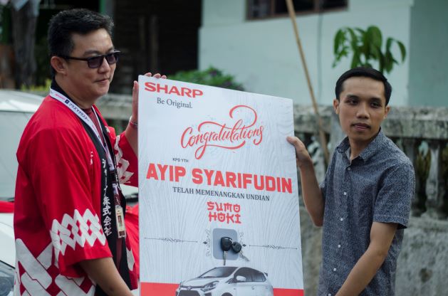 Sharp Indonesia Serahkan Hadiah Utama berupa 3 Unit Mobil Ke Pemenang Promo SLD Sumo Hoki