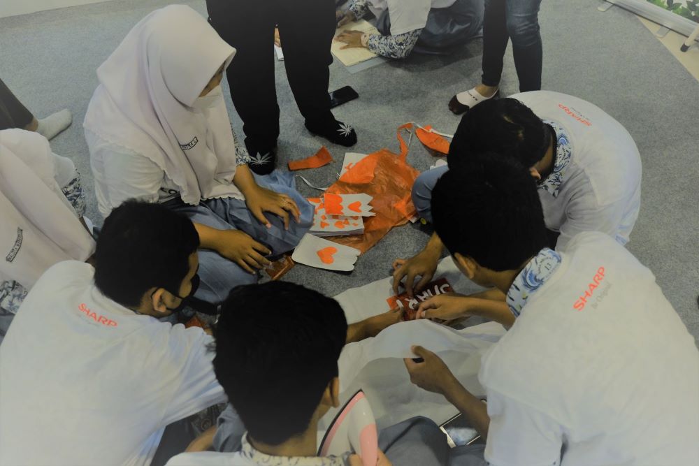 Kurangi Penggunaan Plastik , Sharp Ajak Siswa Sekolah di Surabaya Peduli Lingkungan